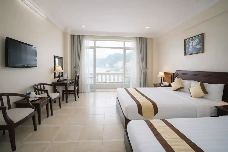Beachfront hotel Cat Ba