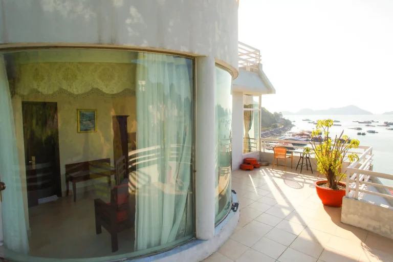 Beachfront hotel Cat Ba
